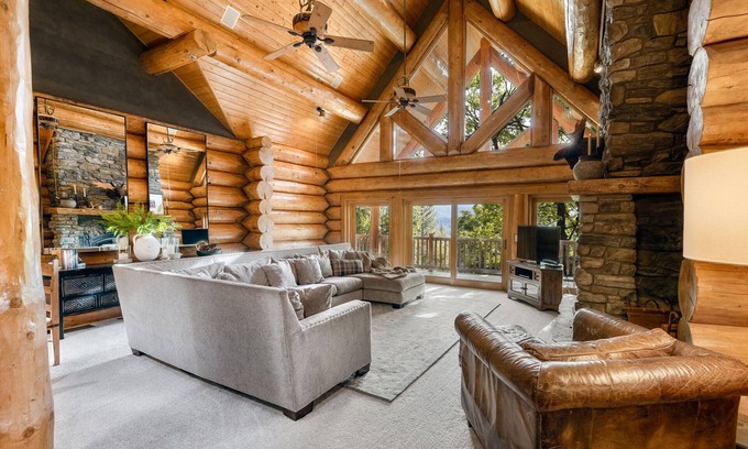 Wishon Cabin | Luxurious Rustic Log Cabin- Moosehead Lodge Bass Lake