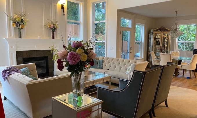Lake Hills House | Luxurious spacious centrally located Bellevue home