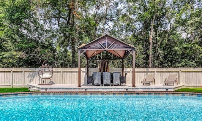 The Woodlands House | Luxurious, Spacious & Fun ~ Pool ~ Games~ Spa