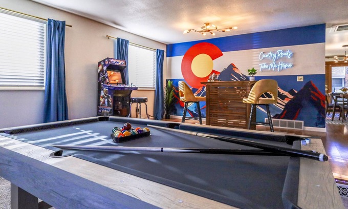 North Central Westminster House | Luxurious & Spacious Home with Mini Golf, Arcade Games, Fire Pit and more!