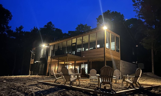 Carbon Hill Cabin | Luxurious Speakeasy Lodge, Hot Tub, Wifi & Hidden Speakeasy! Mins from the Caves