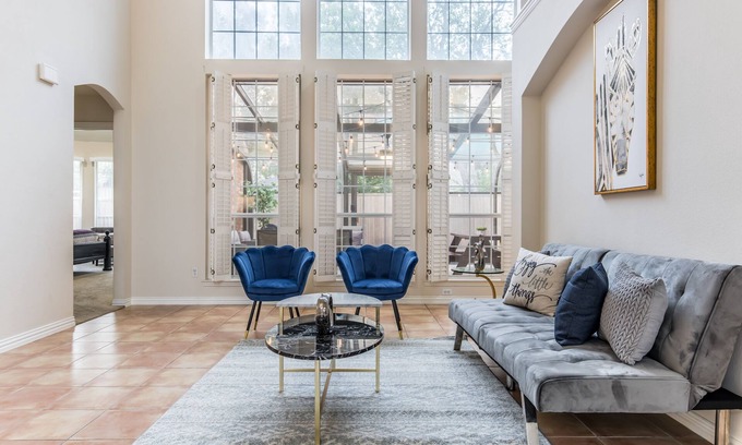 Richardson House | LUXURIOUS SUNROOM & POOL in a Modern & Stylish House