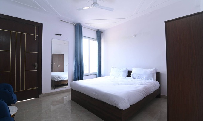 Chhatarpur Apartment | Luxurious & sustainable 3-bedroom apartment with AC,WiFi in Chattarpur,New Delhi