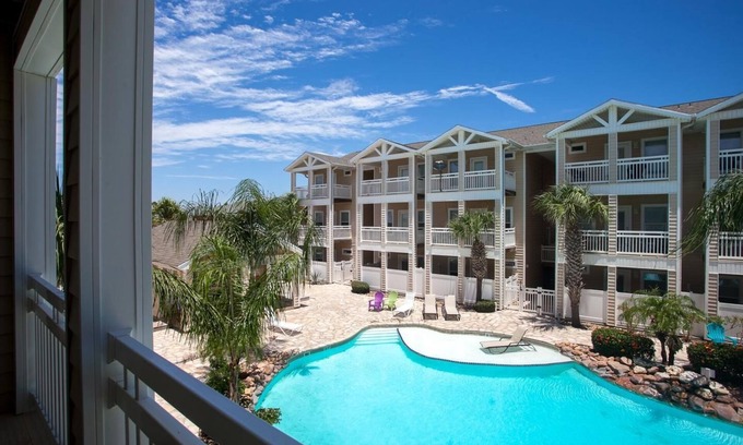 Corpus Christi Condo | Luxurious Townhome Overlooking Tropical Pool