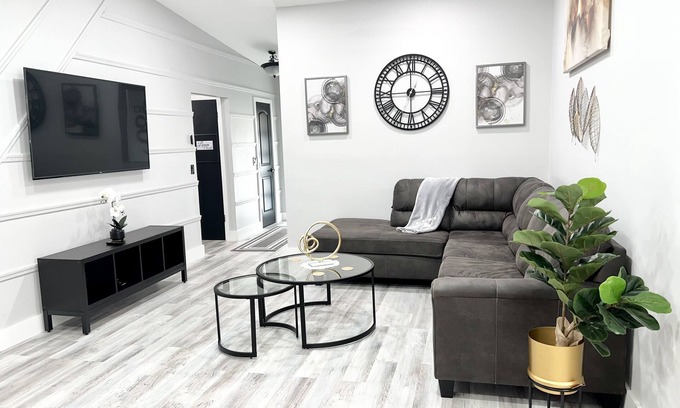 Miami Gardens House | Luxurious Townhome - Miami Gardens - Sleeps (8)