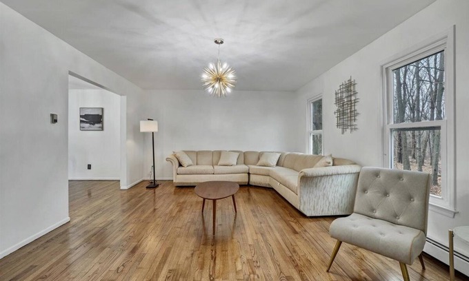 South Blooming Grove Villa | Luxurious & Tranquil ~ Pool ~ Fire Pit ~ Backyard!