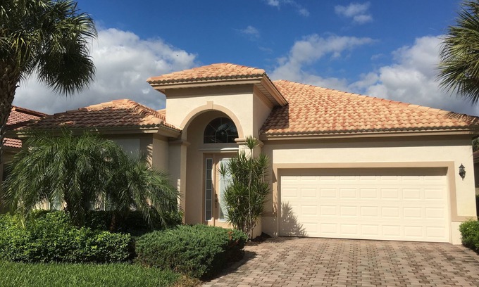 Bonita Springs Villa | Luxurious tropical villa in Bonita Springs - relax and enjoy the sun - gated