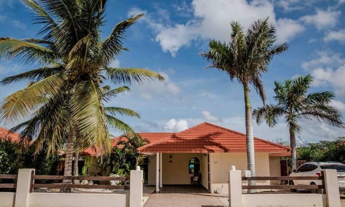 Alto Vista Villa | Luxurious Tropical Villa Prikichi with Pool & Apt