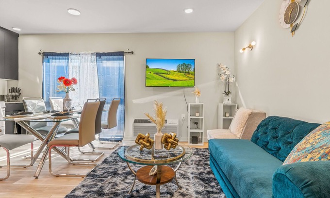 Olde Kensington Apartment | Luxurious two-beds, two-baths with a Beautiful Roof top view-15min from city