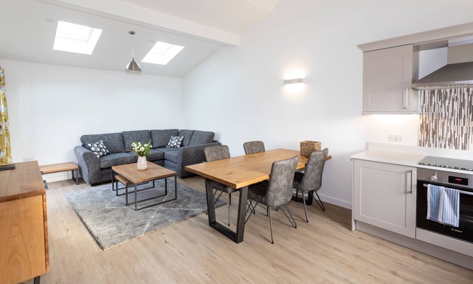 Little Stukeley Cottage | Luxurious two-bedroom barn with private terrace