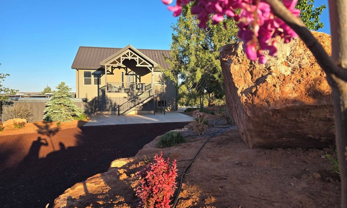 Apple Valley House | Luxurious-unique-tranquil Retreat. By Zion'sPark-GrandCanyon-Hike/Bike/Relax
