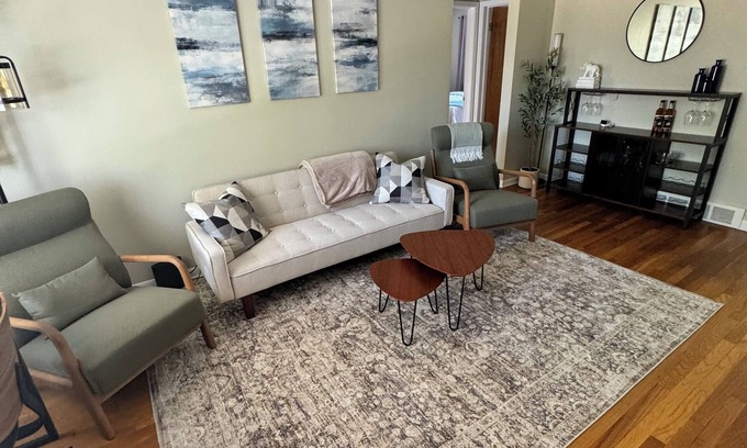 Royal Oak Condo | Luxurious Upper 2 BR Flat near Downtown Royal Oak!