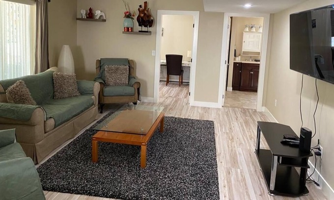 Maple Ridge House | Luxurious, Urban 2 Bedroom Oasis Suite