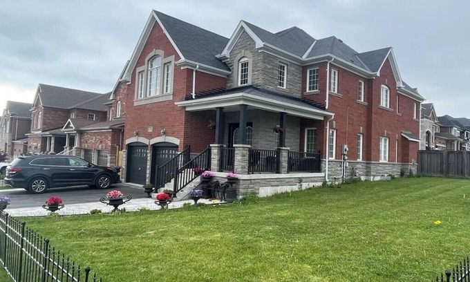 Durham Region Villa | Luxurious Villa: 1 hour to Toronto+3 Living Rooms+4 bedrooms+4 toilets+ Backyard
