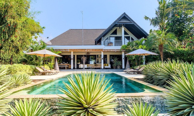 Kalisada Villa | Luxurious villa estate with 2 guesthouses and 3 private swimming pools!