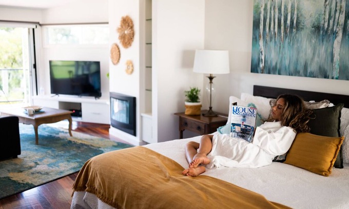 Yarra Glen Villa | Luxurious villa for couples retreat - panoramic views, gas fire, spa bath