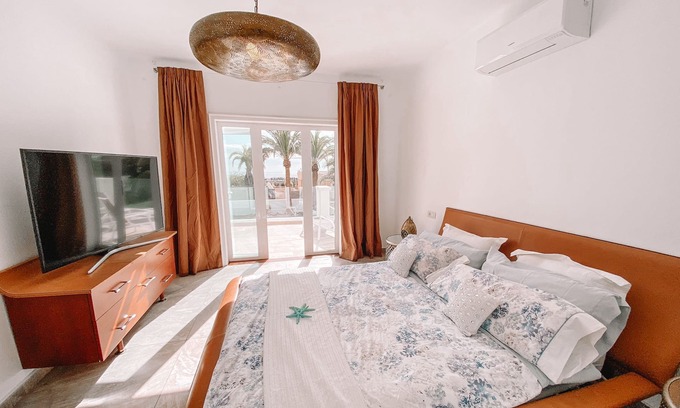 Costa Teguise Villa | Luxurious villa next to golf course!