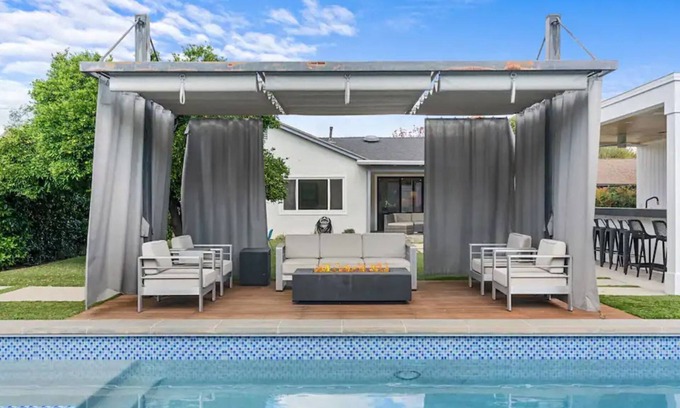 Woodland Hills House | Luxurious Villa W/Pool, Spa, outdoor kitchen!