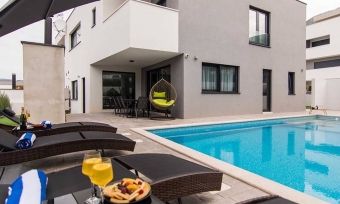 Strozanac Villa | Luxurious villa with heated pool near Split
