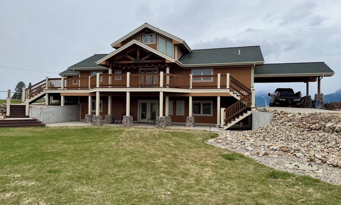 Stevensville House | Luxurious Walkout Basement, 2 Suites, Kitchen & Scenic Views in Stevensville MT