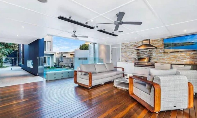 Pelican Waters House | Luxurious Waterfront 5Brm Canal Home Caloundra