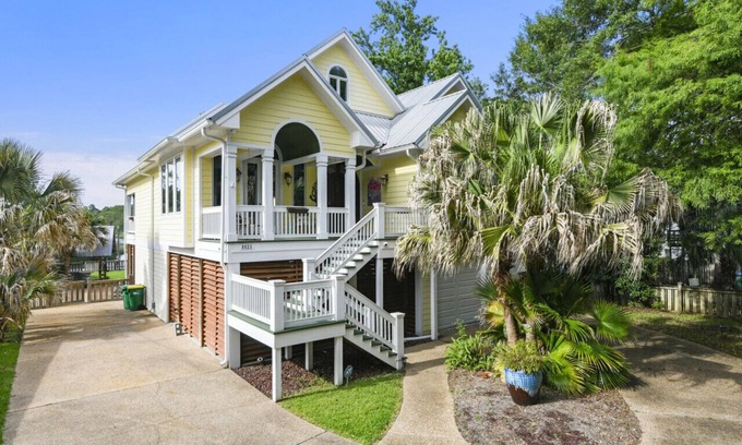 Gulf Park Estates House | Luxurious Waterfront Villa on Simmons Bayou! 3/2 Sleeps 8!