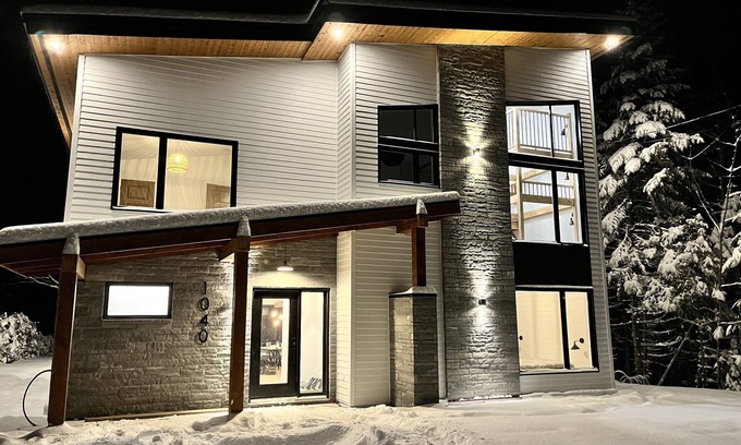 Les Etchemins Regional County Municipality Ski Chalet | Luxurious waterfront cottage