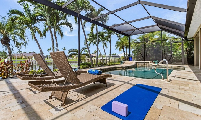 Pelican House | Luxurious Waterfront Retreat, Ideal Sunrise and Sunset Views!- Coral Sunset Villa - Roelens