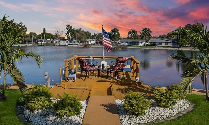 Holiday House | Luxurious Waterfront Holiday Home with Fully Encompassing Lakeview
