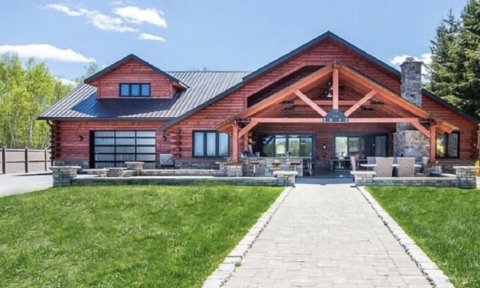 Skead Ski Chalet | Luxurious Waterfront Log Home Vacation. Fishing/Beach. Disconnect to Reconnect!