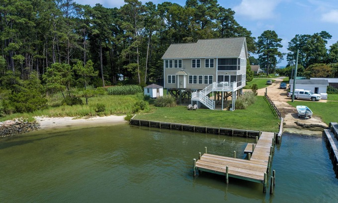 Deltaville House | Luxurious Waterfront Paradise with gorgeous water views& private deck 4bd/3bath