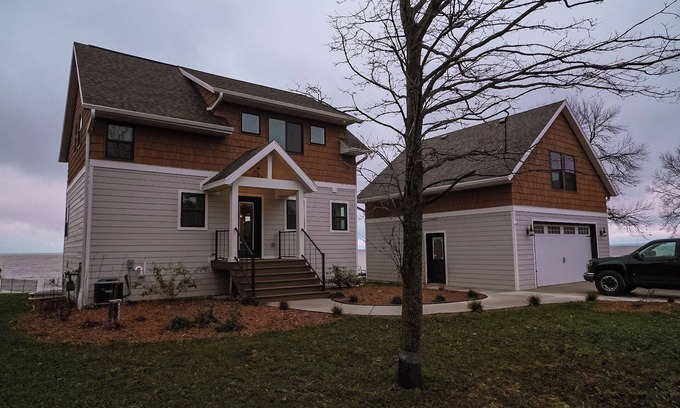 Green Bay House | Luxurious Waterfront Beach House Near Lambeau Field and Door County!