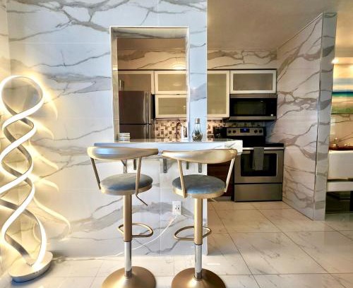 North Bay Village Apartment | Luxurious waterfront apartment with free parking 5min drive to Miami Brach