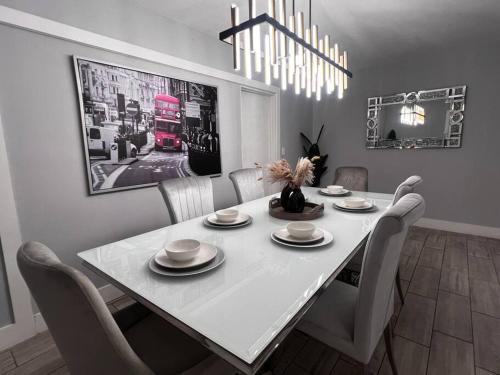 Westchester House | Luxurious Westchester Home Near Miami Clinics