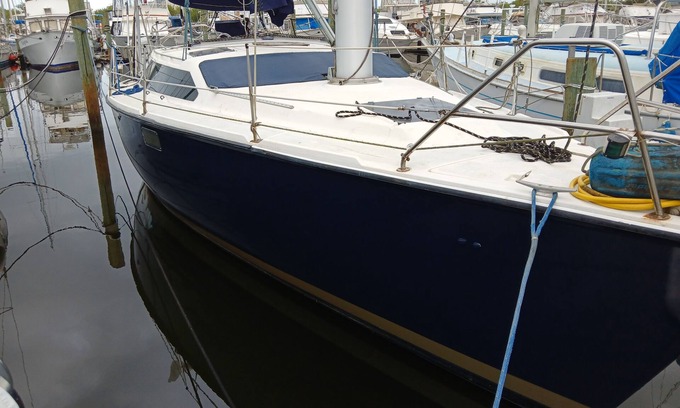 Edgewater Landings Boat Rental | Luxurious yacht with 2 bedrooms and WiFi, in beautiful Merritt Island