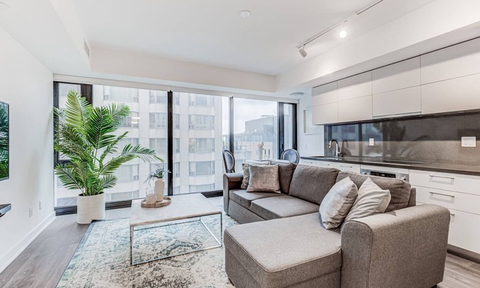 Bloor-Yorkville Condo | Luxurious Yorkville Condo Downtown Toronto 1br/1ba