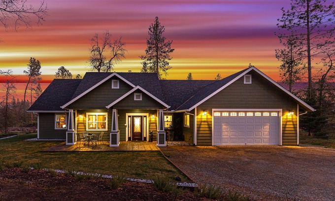 Mariposa House | Luxurious Yosemite Mountain Home , Spa, Pool, Miniature Ponies! and Gameroom