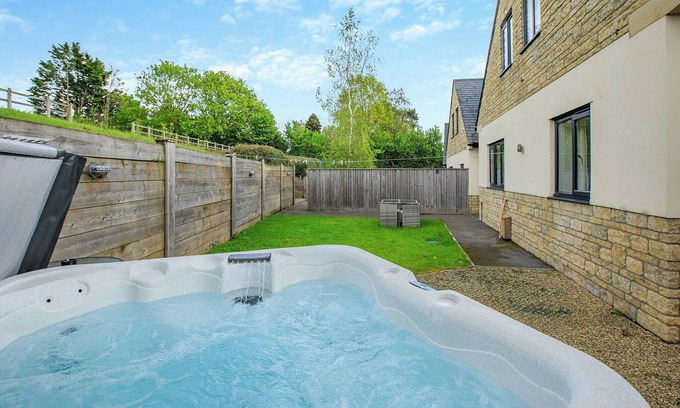 Middlezoy Cottage | Luxuriously modern and spacious two storey cottage.