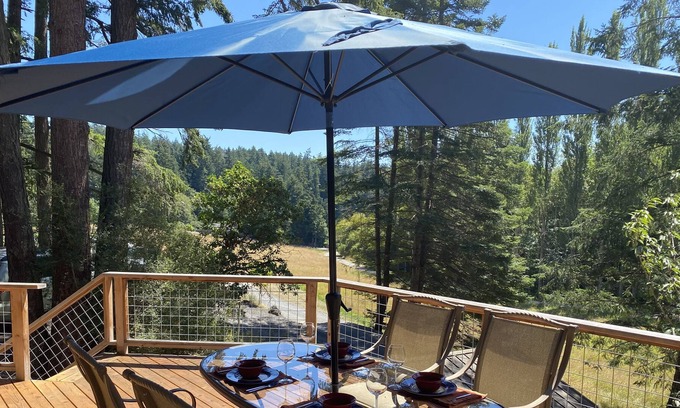 Orcas House | Luxuriously re-modeled cottage minutes from the Ferry