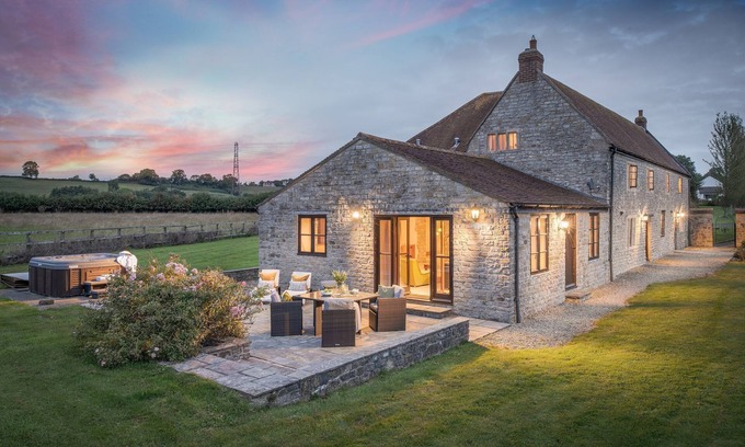 Shepton Mallet Other | Luxuriously renovated farmhouse with hot tub
