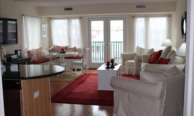 Dewey Beach Condo | Luxury 1 bed/2 bath in the heart of Dewey!