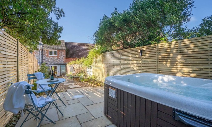 Great Massingham Cottage | Luxury 1 bed cottage with hot tub and log burner