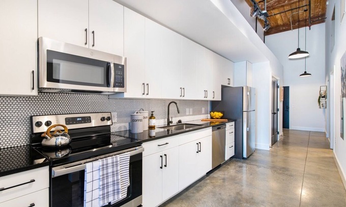 Judson Apartment | Luxury 1-bedroom apartment w/pool
