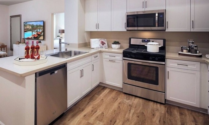Irvine Apartment | Luxury 1 bedroom apartment in O.C, 15 min walk to Irvine Spectrum.
