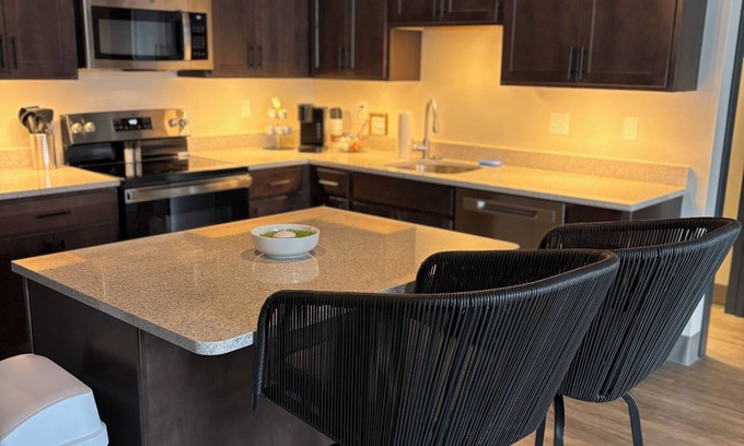 Stuart Condo | Luxury 1-bedroom Condo Downton Wifi, Balcony, Washer/Dryer, Full Kitchen