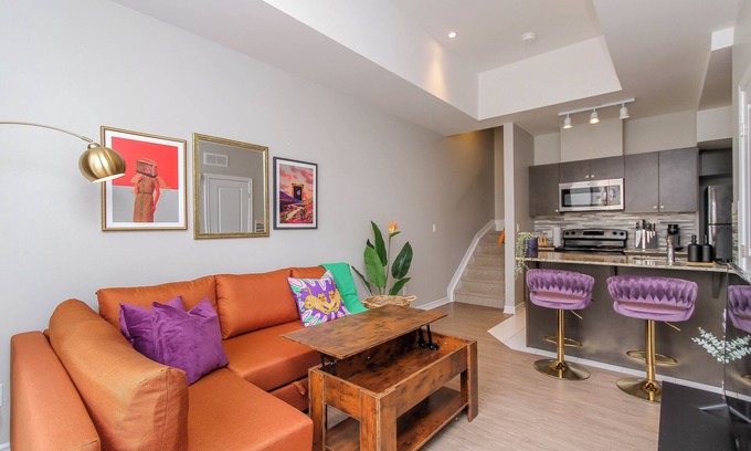 Ottawa Division House | Luxury 1 Bedroom, Free Parking, Close to the Airport