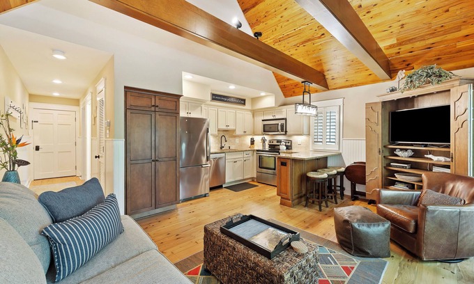 West Beach Village Condo | Luxury 1 bedroom in West Beach Kiawah, Walk to Beach & Golf!