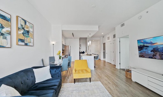 Downtown Tampa Apartment | Luxury 1 BR with DEN Downtown Tampa Apt - City Views, Rooftop Pool, Workspace