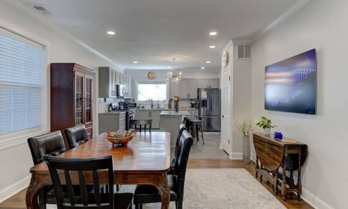 Vollintine-Evergreen House | Luxury 1930s Reno'd Cape Cod, ❤️ of Midtown, 🐾, EV 🔌