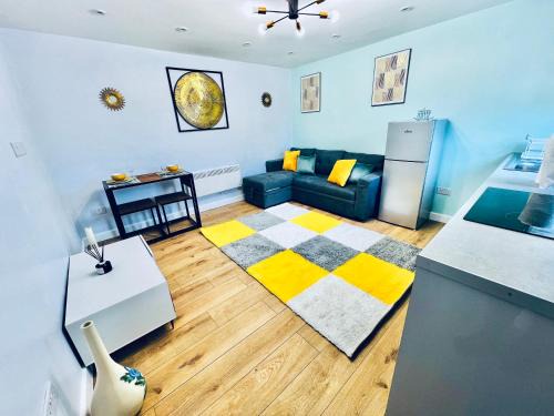 Luton House | Luxury 1B Chalet wt free parking nr LTN Airport, L&D Hosp, Whipsnade Zoo, fast trains to Central London